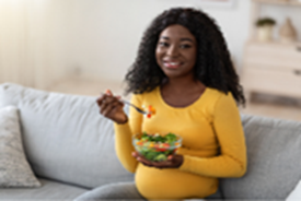 Une personne enceinte mange une salade